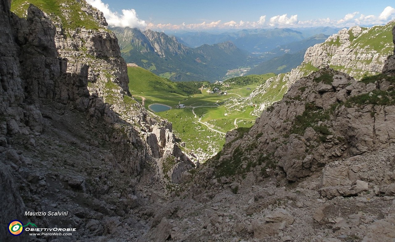 56 Nel delicato canalone verso la Valle dei Camosci....JPG